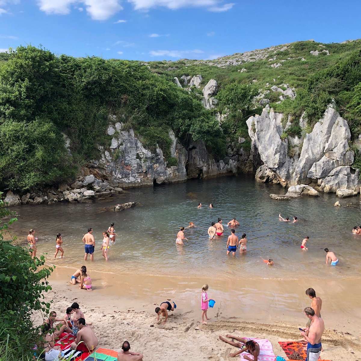 playa de gulpiyuri en asturias verano